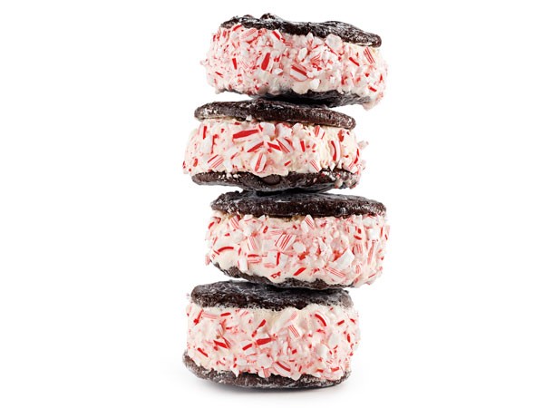 Chocolate cookies filled with ice cream and peppermint