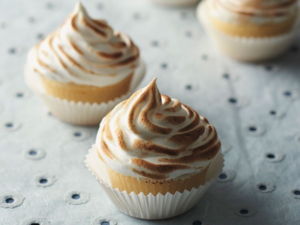 Silver muffin tins filled with banana cream cupcakes