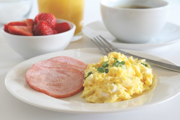 scrambled eggs on a plate.