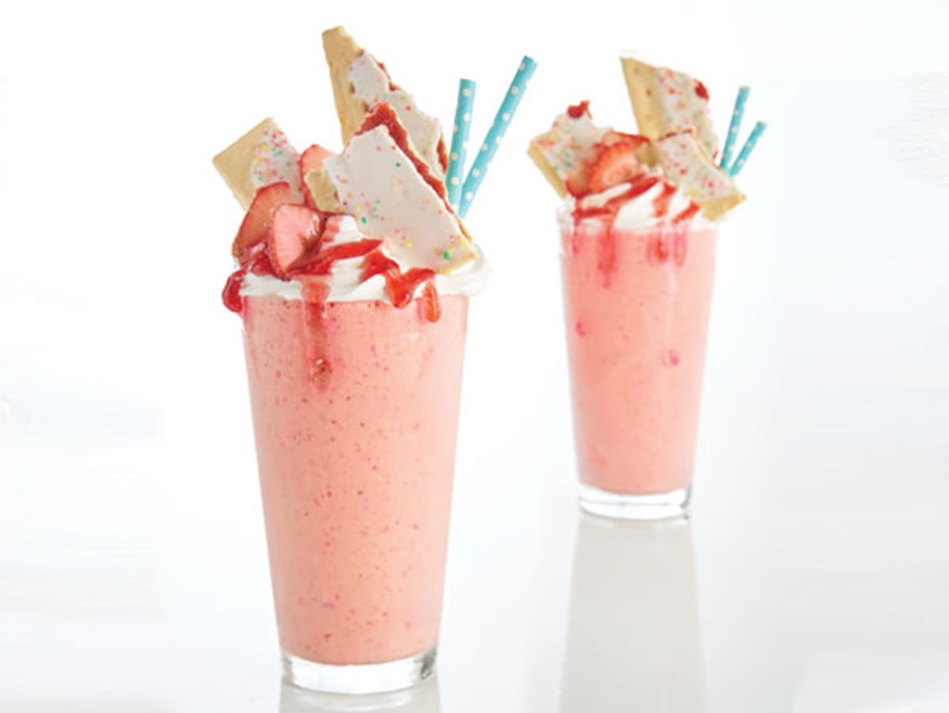 Strawberry milkshake so šľahačkou a posípkou