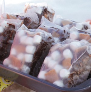 Cellophane wrapped bars with caramel and marshmallows 