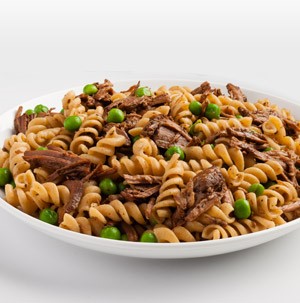 Spiral pasta with green peas and shredded beef