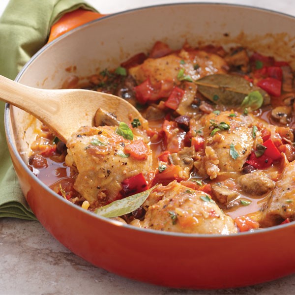 Chicken Cacciatore mixed with Mushrooms, Red Bell Pepper, Onion, Tomatoes and Olives in a red bowl