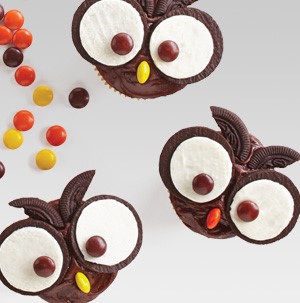 Owl-decorated cupcakes using Oreos and M&M's