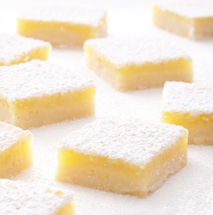 Square lemon bars dusted with powdered sugar