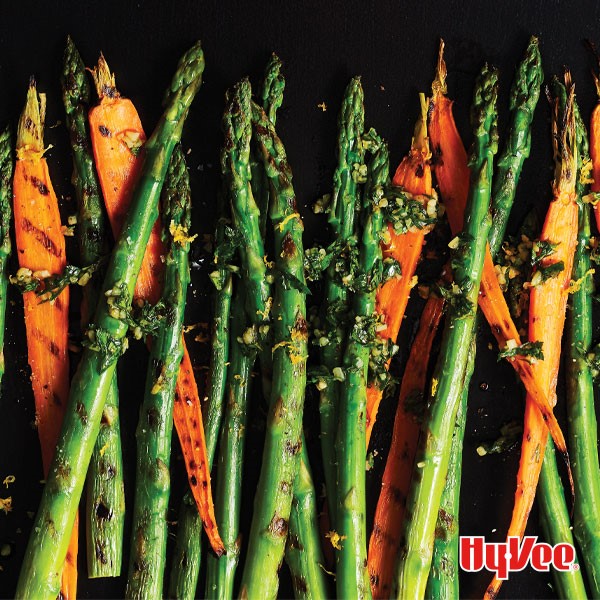 Spears of asparagus and grilled carrots with fresh herbs